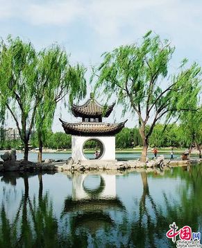 Очаровательный парк Хуасяминтин, где можно увидеть десятки видов известных китайских беседок