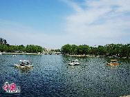 Парк Таожаньтин расположен в южной части Пекина и известен тем, что в нем находится одна из четырех самых известных беседок Китая – беседка Таожаньтин. Общая площадь парка составляет 59 гектаров, в том числе площадь водного пространства - 17 гектаров.