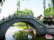 Парк Таожаньтин расположен в южной части Пекина и известен тем, что в нем находится одна из четырех самых известных беседок Китая – беседка Таожаньтин. Общая площадь парка составляет 59 гектаров, в том числе площадь водного пространства - 17 гектаров.