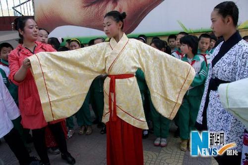 Школьники провинции Шаньдун продемонстрировали костюмы Ханьфу, встречая День защиты детей