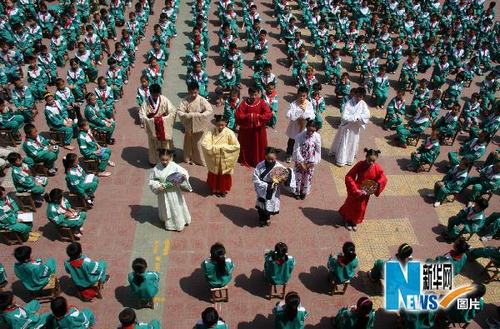 Школьники провинции Шаньдун продемонстрировали костюмы Ханьфу, встречая День защиты детей