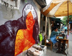 Граффити – новые краски в старом переулке лунтан Шанхая