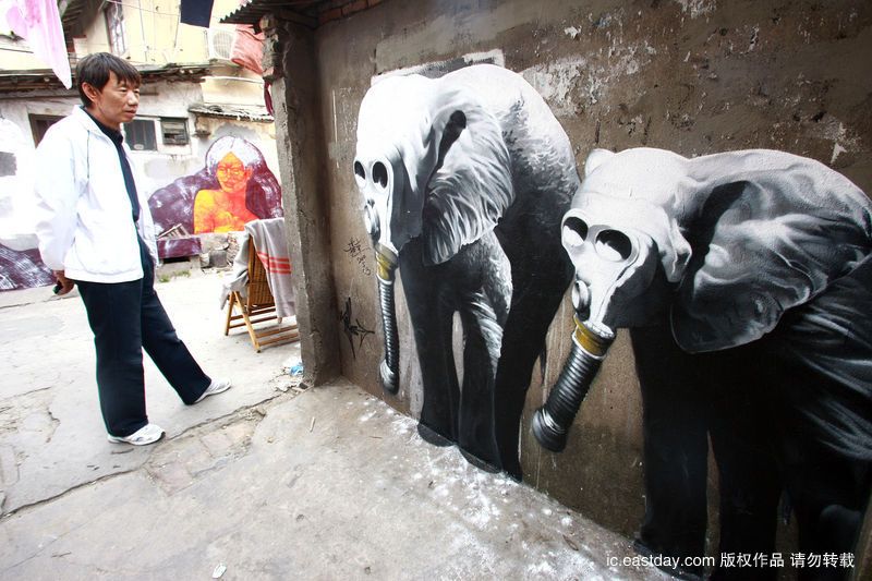  Граффити – новые краски в старом переулке лунтан Шанхая 