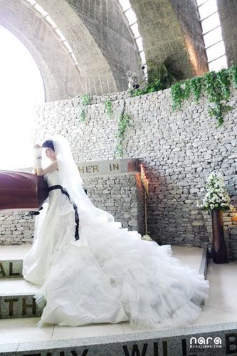 Южнокорейская звезда Чан Нара в свадебных платьях