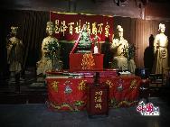 У Цзетянь (624-705 гг) - единственная женщина-император в истории Китая. Храм Хуанцзесы представляет собой храм поклонения У Цзетянь и находится на берегу реки Цзялин города Гуанъюань провинции Сычуань.
