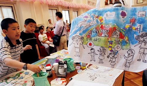 30 мая, дети участвуют в конкурсе по рисованию картин на экологических пакетах.