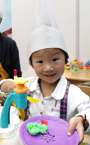 30 мая, мальчик демонстрирует самодельное мороженое, сделанное на конкурсе «Деликатесы Азии на ЭКСПО».