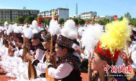 Более 10 тыс. человек вместе сыграли на домбрах, побив рекорд Гиннеса