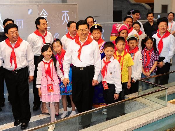 Ху Цзиньтао вместе с детьми принял участие в мероприятии, посвященном Дню защиты детей 