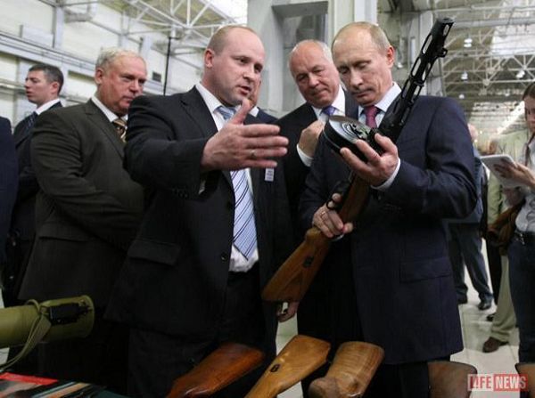 На одной из фабрик военной техники России новые изделия продемонстрировали премьеру Путину