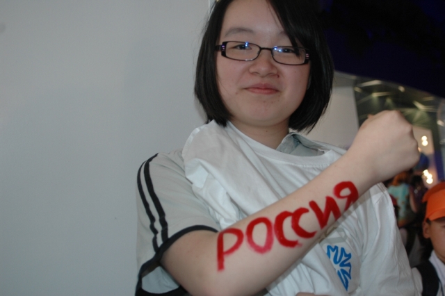 В Российском павильоне на ЭКСПО-2010 российские и китайские дети провели акцию 'Вместе рисуем будущее'