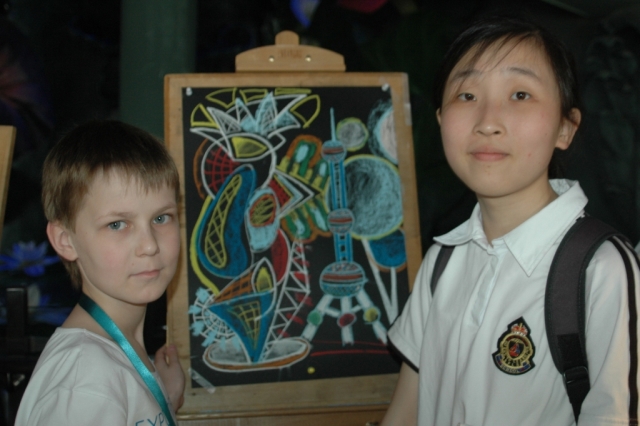 В Российском павильоне на ЭКСПО-2010 российские и китайские дети провели акцию &apos;Вместе рисуем будущее&apos;