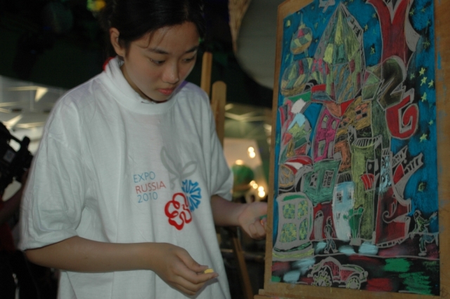 В Российском павильоне на ЭКСПО-2010 российские и китайские дети провели акцию &apos;Вместе рисуем будущее&apos;