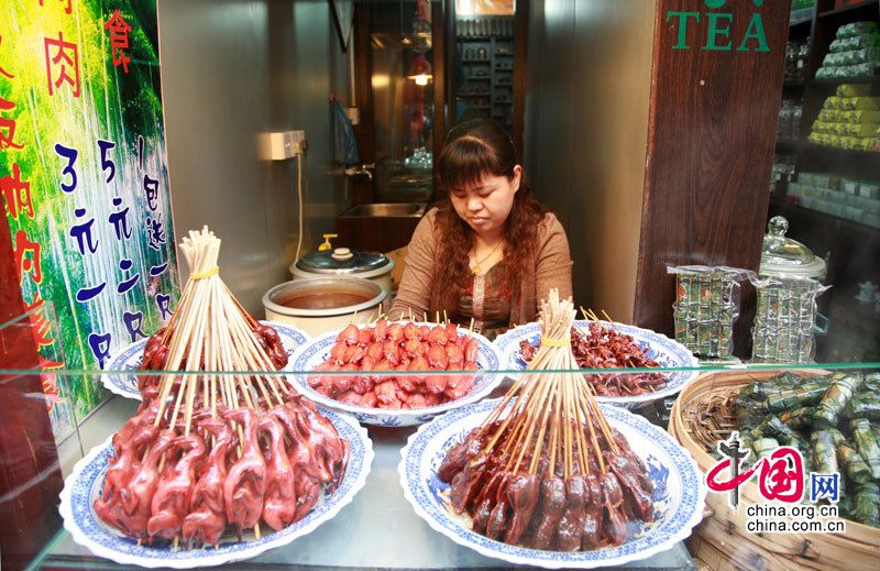 Аппетитные деликатесы в древнем поселке Цибао Шанхая 