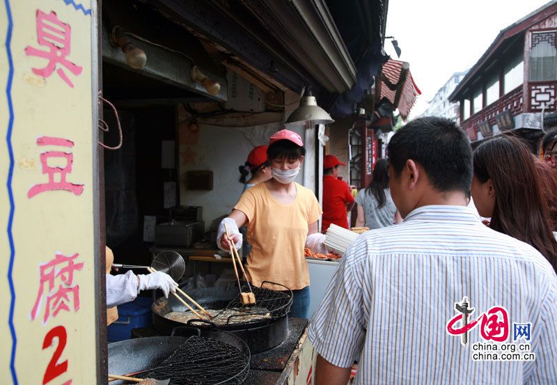 Аппетитные деликатесы в древнем поселке Цибао Шанхая 