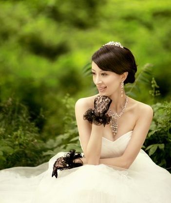 Изящная красавица Цзинь Цяоцяо в свадебном платье 1