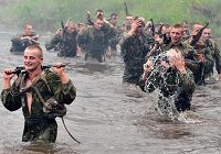 Солдаты из Белоруссии сдают экзамен для зачисления в отряд «Красные береты»