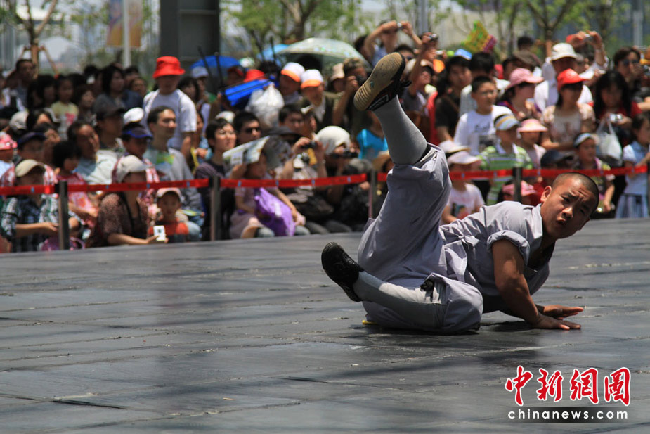 Восхитительная демонстрация боевых искусств воспитанниками монастыря Шаолинь в парке павильонов ЭКСПО-2010 