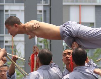 Восхитительная демонстрация боевых искусств воспитанниками монастыря Шаолинь в парке павильонов ЭКСПО-2010