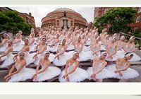 В честь празднования 60-го юбилея Английского национального балета 60 балерин вышли на лондонские улицы