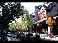 Поселок Хуанлунси имеет 1700-летнюю историю и является популярным туристическим местом в пригороде Чэнду провинции Сычуань.