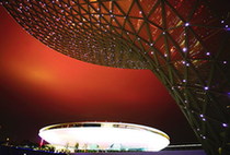 Светодиодная подсветка одного из элементов системы освещения «Солнечная долина» на фоне похожего на НЛО здания Культурного центра ЭКСПО-2010