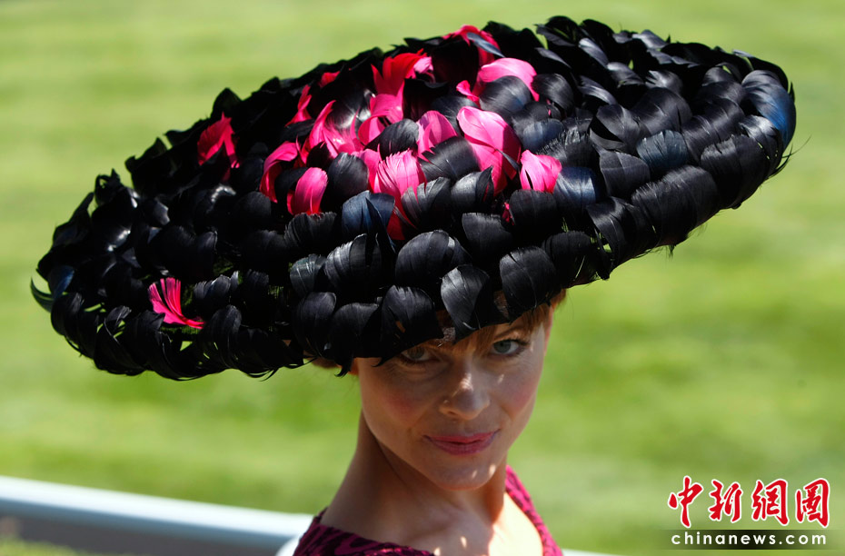 Необычные дамские шляпы на королевских скачках в британском городе Аскот
