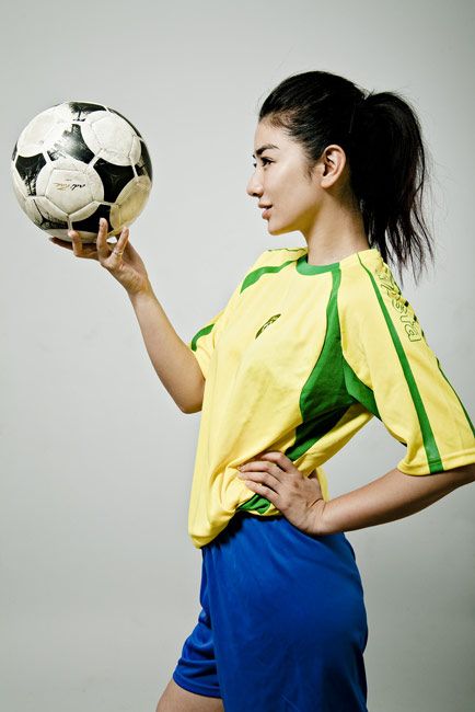Новые фотографии актрисы Хуан И, посвященные ЧМ по футболу в ЮАР