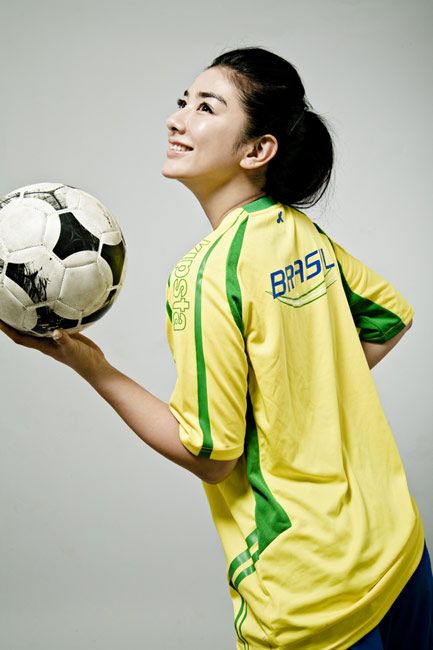 Новые фотографии актрисы Хуан И, посвященные ЧМ по футболу в ЮАР