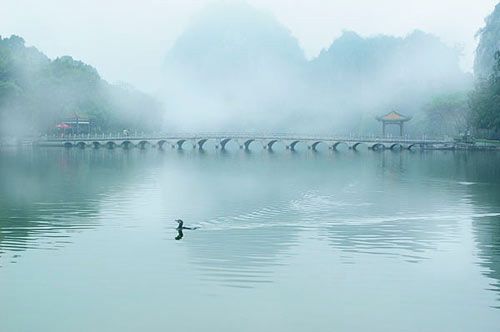Сказочное озеро Синху в городе Чжаоцин провинции Гуандун