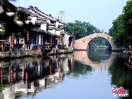 Поселок Ситан имеет тысячелетнюю историю. Он находится в уезде Цзяшань города Цзясин провинции Чжэцзян и является одним из шести самых древних поселков, расположенных южнее реки Янцзы. 