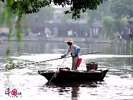 Поселок Ситан имеет тысячелетнюю историю. Он находится в уезде Цзяшань города Цзясин провинции Чжэцзян и является одним из шести самых древних поселков, расположенных южнее реки Янцзы. 