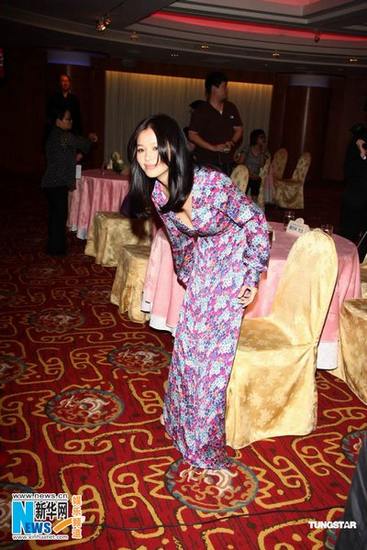 Красивая Сюй Жосюань в цветастом платье