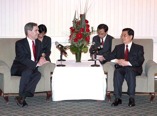 Ху Цзиньтао встретился с лидером Либеральной партии Канады