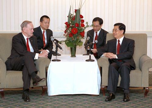 Ху Цзиньтао встретился с бывшим премьер-министром Канады Ж. Кретьеном