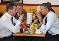 Барак Обама и Дмитрий Медведев попробовали гамбургеры