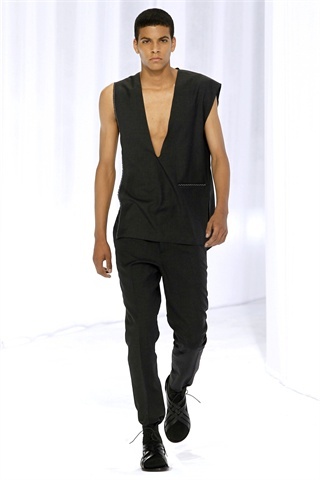Коллекция мужской летней одежды от бренда «Диор» на Парижской неделе моды