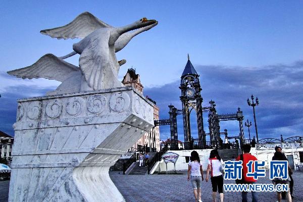 На фото: скульптура лебедей на общественной площади в районе Хайлар города Хулунбуир Автономного района Внутренняя Монголия.