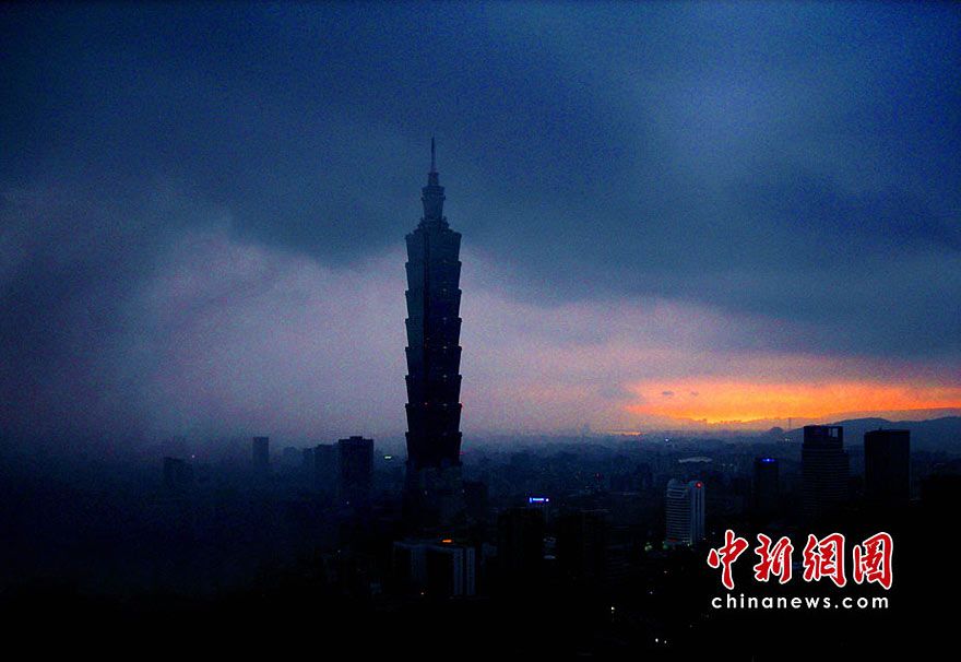 Живописный вид города Тайбэй после дождя