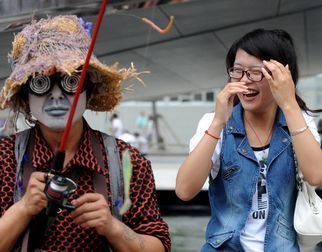 Симпатичные клоуны развлекают посетителей, проводящих время в очередях