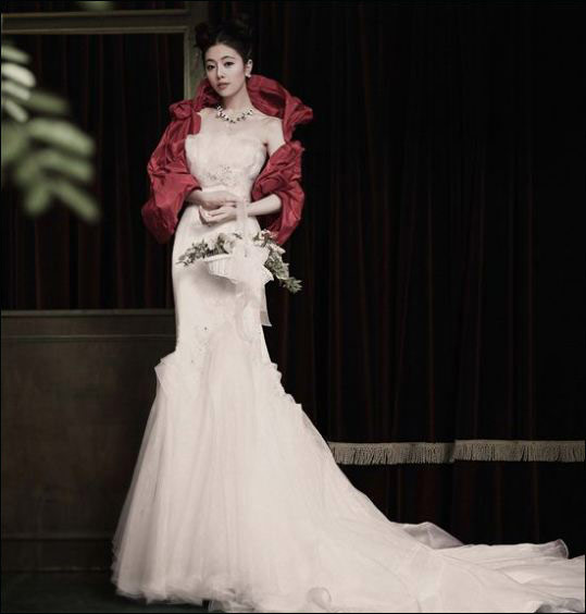 Корейская красавица Хон Су A демонстрирует изящное свадебное платье1