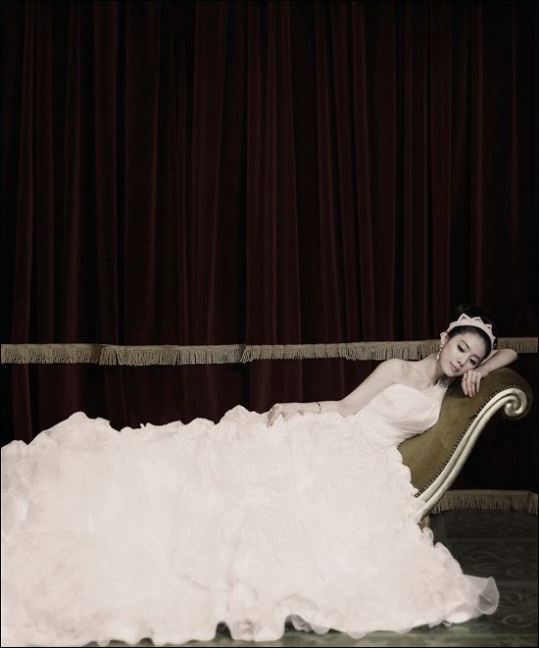 Корейская красавица Хон Су A демонстрирует изящное свадебное платье3