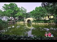 Озеро Тайху площадью 2400 кв. километров является одним из пяти самых крупных пресных озер в Китае. Остров Юаньтоучжэ расположен около северо-западного берега озера Тайху. В 1918 году на острове Юаньтоучжэ были построены сады площадью 300 гектаров. 