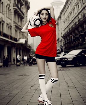 Новые фотографии звезды Гань Тинтин на тему ЧМ по футболу