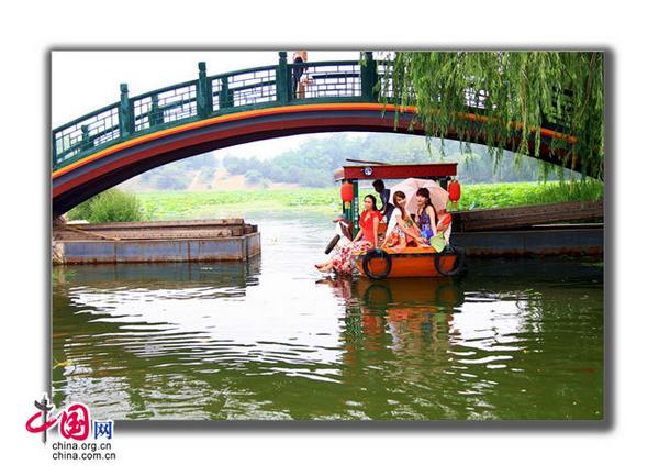 Открылся 15-й Фестиваль лотосов в парке «Юаньминъюань» в Пекине