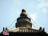 На берегу реки Куньюй в городе Пекин возвышается башня «Линлунта», имеющая более 400-летнюю историю. Она в свое время была частью лучших архитектурных ансамблеей в Пекине.