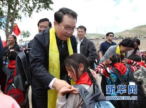 Ли Чанчунь посетил район землетрясения в уезде Юйшу пров. Цинхай