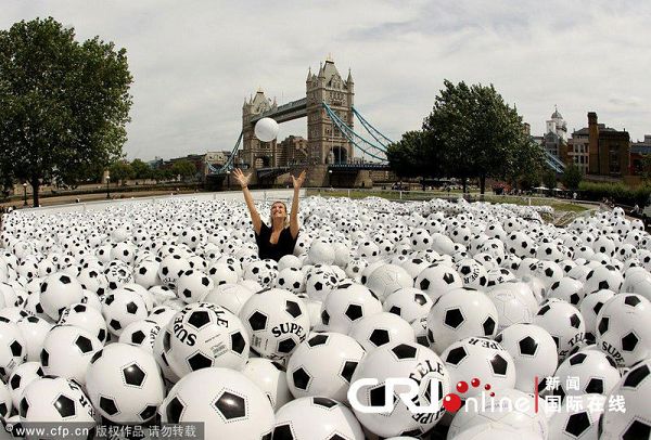 В Лондоне построен самый большой бассейн футбольных мячей 