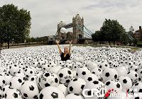В Лондоне построен самый большой бассейн футбольных мячей