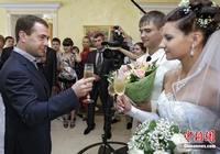 Дмитрий Медведев был свидетелем на свадьбе и подарил новобрачным ценные подарки